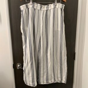 H&M wide leg linen striped capris. SIZE 18